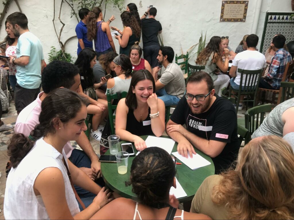 Estudiantes de Alandis conociendo estudiantes locales en Sevilla, España.