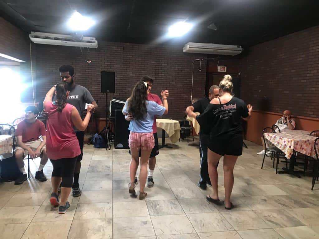 Estudiantes de Alandis aprendiendo bailes típicos de Puerto Rico.