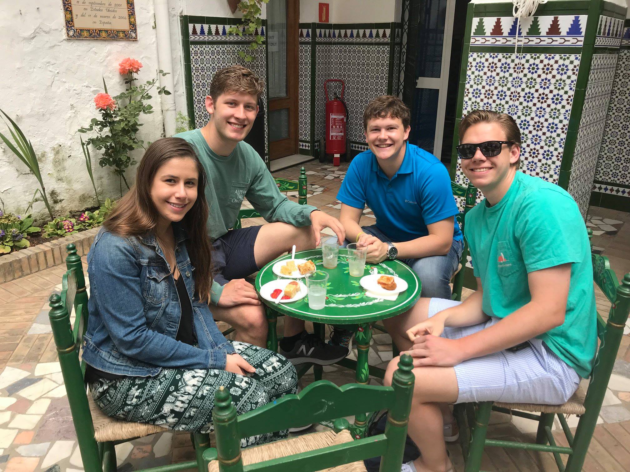 Alandis students are having a snack with local students in Seville.