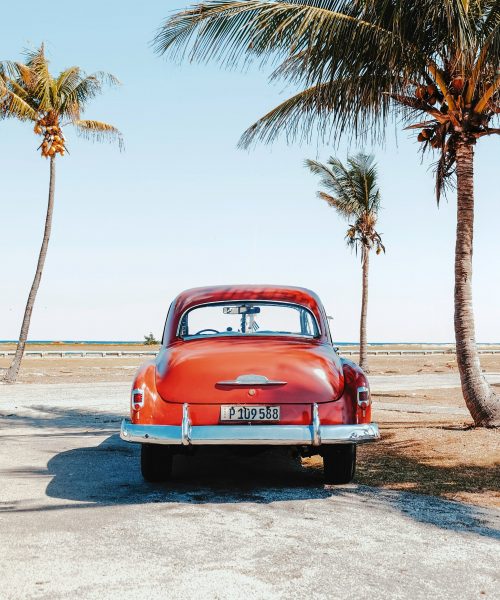 Wholesale Tour Operator Alandis Travel presenting old-fashioned American car in Cuba