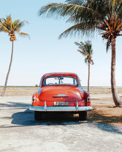 Wholesale Tour Operator Alandis Travel presenting old-fashioned American car in Cuba